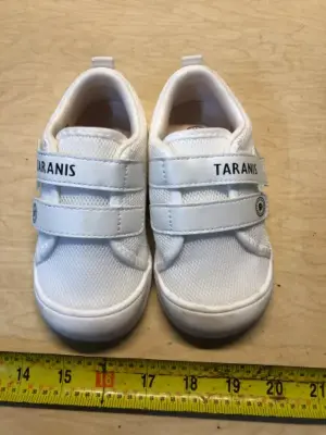 White kids shoes size 8.5 (25)