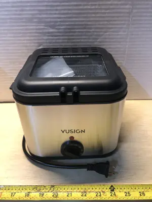Vusign mini deep fryer comes on