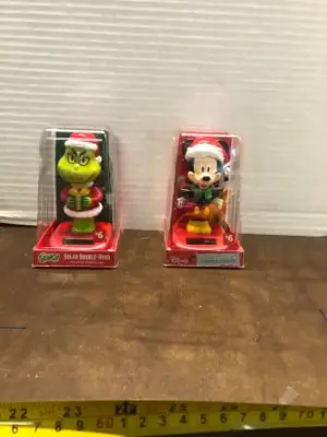 3 grinch 1 Mickey solar powered bobble head