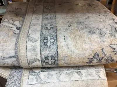 Area rug (unknown size)