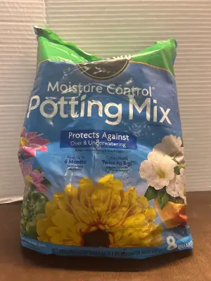 8 quarts moisture control potting mix