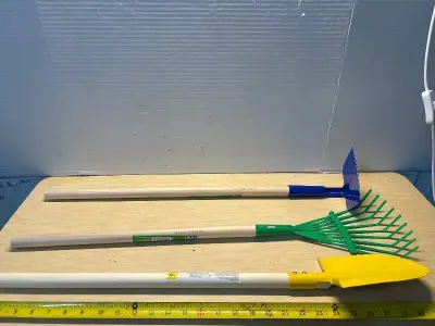 Kids garden tools(rake,hoe and shovel)