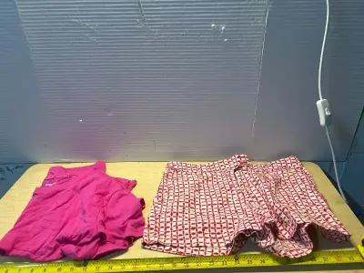 Women’s shirt (S) and shorts (8)