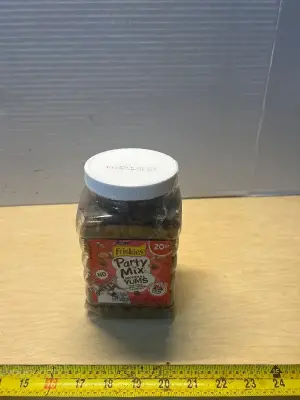 Friskies salmon cat treats  (20oz)(exp:12/2026)