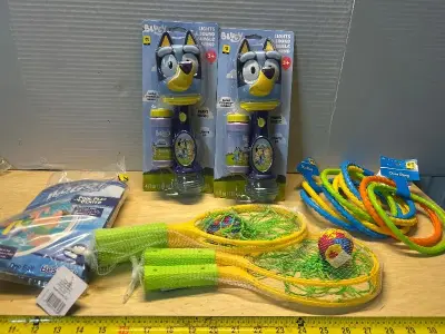 Bluey bubble wands(2), dive rings, inflatable pool play center and splash catchers (4)