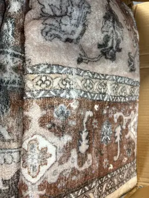 Area rug (unknown size)