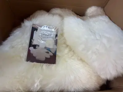 Round sheepskin rug  (unknown size)