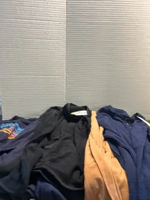 5 ct youth medium (8) 4 longsleeves and a quater zip