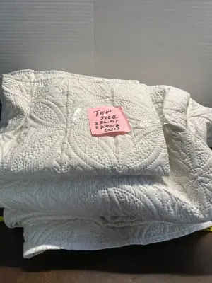 twin size 2 blankets 2 pillow cases