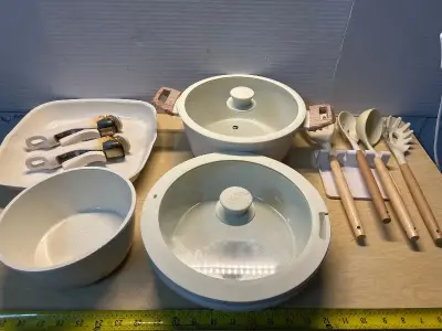 Pot and pan set with spatulas and pot holders (2)