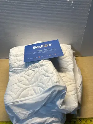 Fitted sheet/mattress protector (unknown size)