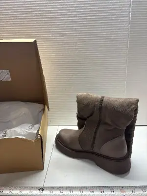 Size 8 women’s boots