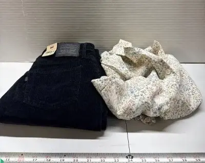 28x32 women’s Levi’s and L shirt