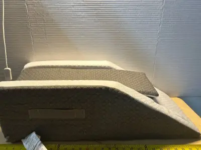 Adjustable single leg support pillow