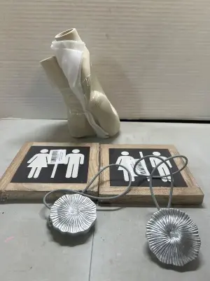 set of ceramic vases , 2 bathroom signs , hanging decor ?