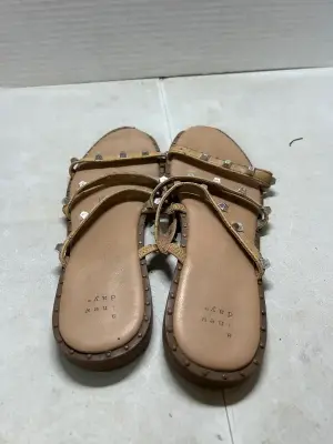 used womens sandal size 8