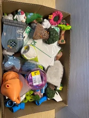 Box of garden statues /decorations