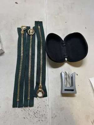 3 zippers and macbook stand