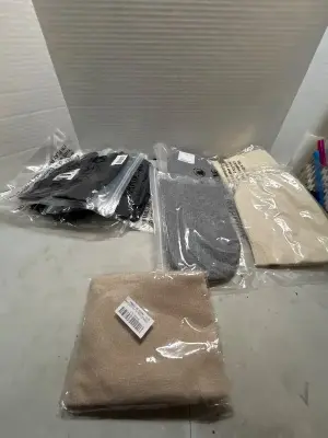 3 pairs of gloves 5 beanies