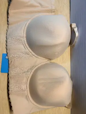 Women’s shorts (2)(S), bra(40B) and women’s outfit (XL)