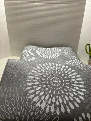 unknown sized floor mat set