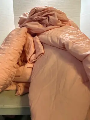 pink comforter unknown size with pillow cases