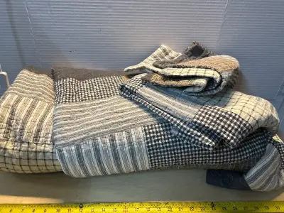 Quilted bed set comforter and pillows (2)