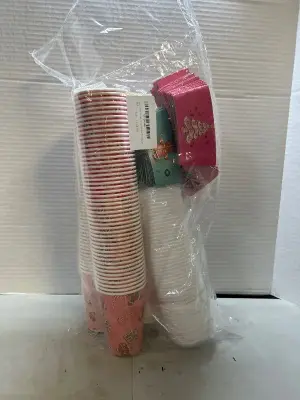 100 pack of christmas party disposable cups and lids