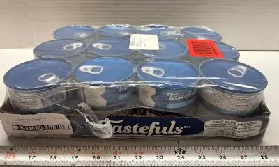 Blue buffalo tastefuls chicken cat food exp:04/28