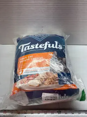 Blue buffalo adult cat food (has hole in bag ) exp:04/27