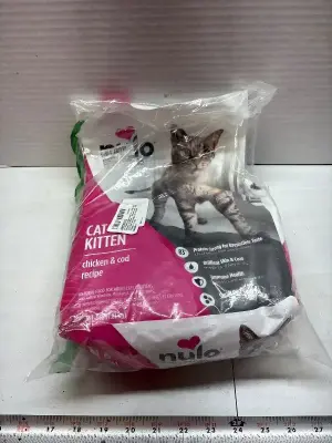 4Lb cat & kitten food exp:04/27