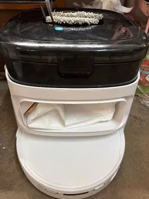 Floor vacuum/ mop (used, powers on)