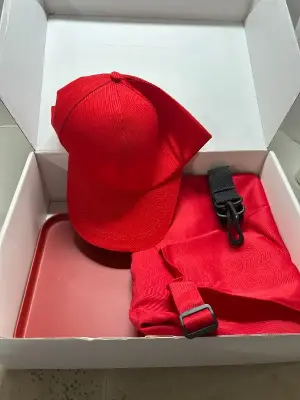 red hat / apron and tray