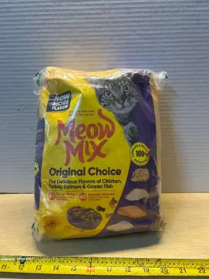 Meow mix original cat food (hole in bag)(Indate)