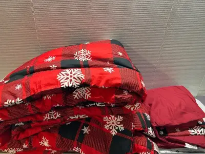 Christmas comforter and sheets set (unknown size )
