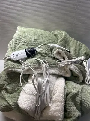 Heated blanket with double couple remote controls (unknown size)