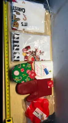 2 gingerbread hand towels, 2 Joy hand towels, 2 mini mitts, 1 bloom hand towel, red oven kit, round silicone mold