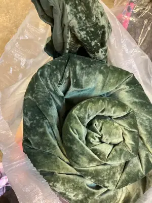 big throw blanket with 4 pillow cases ( unknown size)