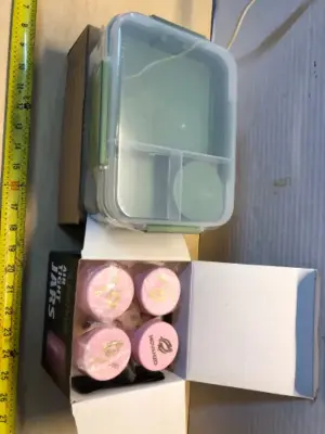 2 lunch box containers, 4 air tight jars