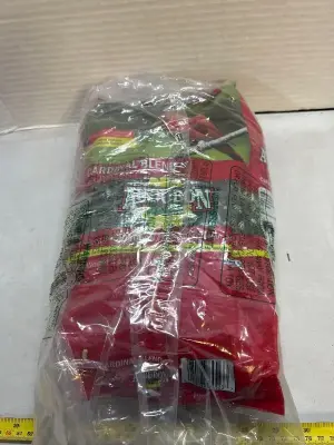 4 pounds of cardinal blend birdseed