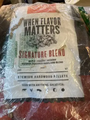 signature blend premium hardwood pellets 18 LB ( opened)