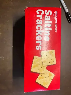 2ct saltine crackers exp oct/26