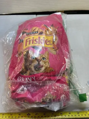 3.15 pounds of Friskies gravy swirl cat food
