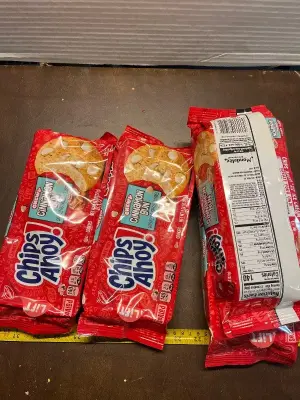 4ct cinnamon bun chips ahoy (mostly in date)