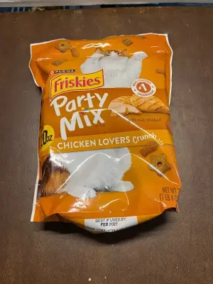 20oz Friskies party  mix