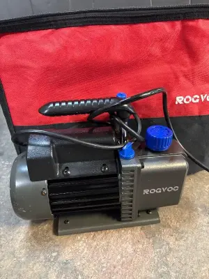 Single stage vacuum pump (Powers on)