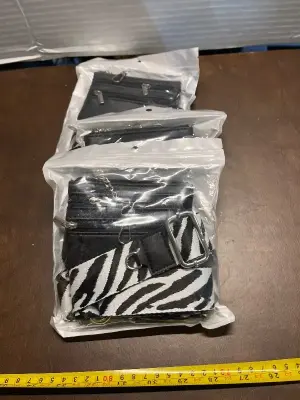 3ct wallet with a handle