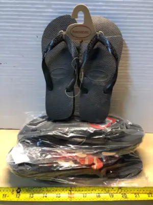 4 pairs size 7/8w havaianas flip flops