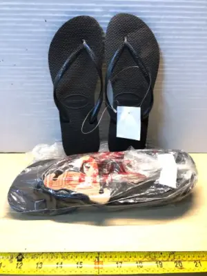 3 pairs havaianas size 9/10 flip flops