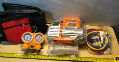 New in box 11v 60hz vacuum pump in case